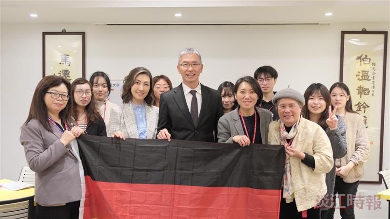 德式自助餐款待系友 德文系凝聚系友情誼