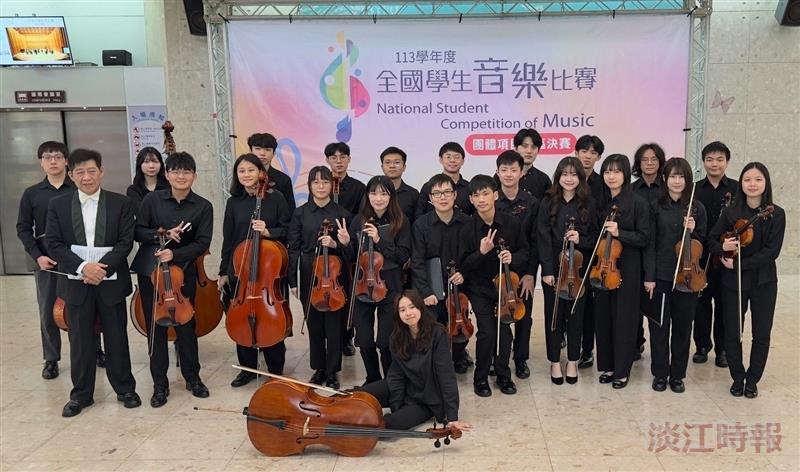 The String Ensemble Club received an Excellence Award in the "String Ensemble – College Group B" category, and everyone happily posed for a group photo.