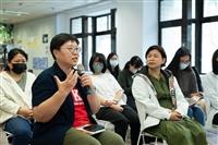 和別人不一樣不可以嗎？ 對談薩琪五書