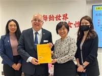 巴拉圭大使費卡洛返母校贈書