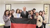 德式自助餐款待系友 德文系凝聚系友情誼