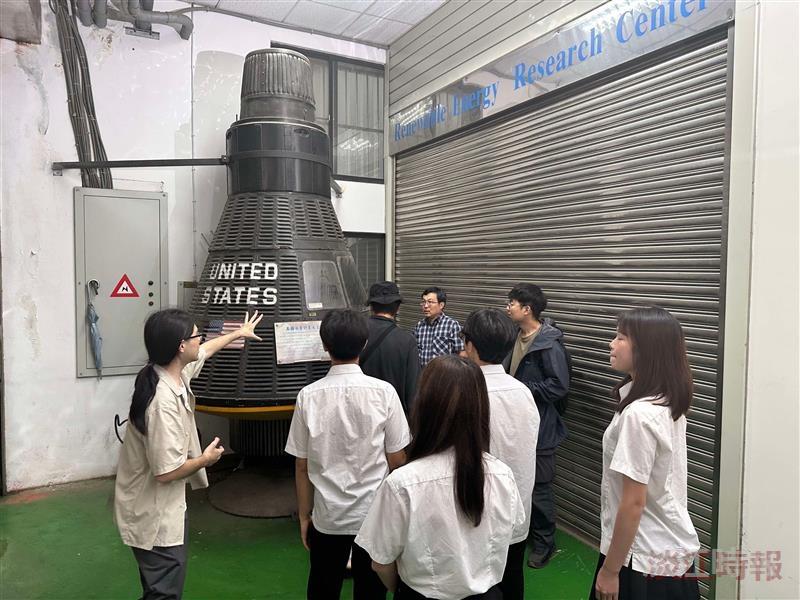 The Mercury spacecraft from the U.S. Mercury Project, preserved by Tamkang University's Department of Aerospace Engineering. This spacecraft was donated to the department for educational purposes after being exhibited in Taiwan as part of an early U.S. space program display. The photo shows high school students visiting and taking pictures with the spacecraft.