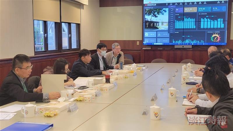 Dean of General Affairs, Prof. Ruey-Shiang Shaw (leftmost), led the advisory team to visit the applicant universities to review the usage of energy-saving equipment and the Energy Management System (EMS).