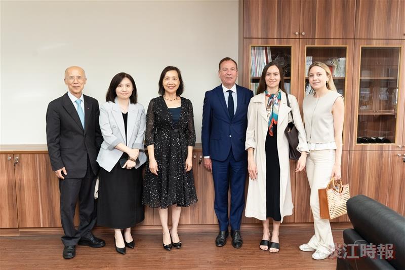 French Honorary Member of Parliament Michel Hunault (third from right) visited Tamkang University, accompanied by former Ambassador to France and university alumnus Michel Ching-Long Lu (first from left), and Dean of the College of Foreign Languages and Literatures, Prof. Yi-Ti Lin, to meet with Vice President for International Affairs, Prof. Hsiao-Chuan Chen.