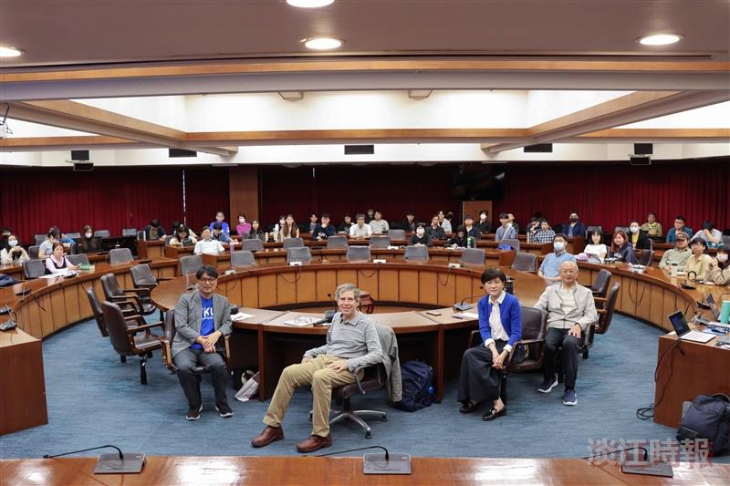 Dr. Paul R. Katz joined all the attending faculty and students for a joyful group photo after the lecture.