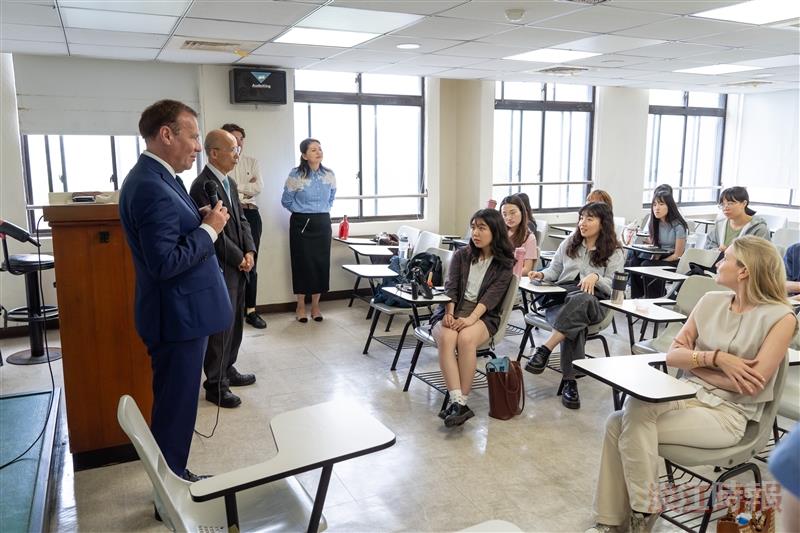 Former French Parliament Member Michel Hunault (left) dialogues with students from the Department of French.