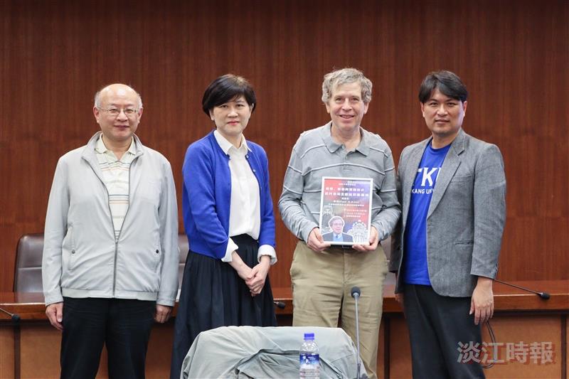 Chair of the Department of History, Prof. Chi-Lin Li (second from right), invited Dr. Paul R. Katz, Distinguished Research Fellow at Academia Sinica, to deliver the lecture. After the event, Dean of the College of Liberal Arts, Prof. Huei-Chun Chi, and Chair of the Department of Chinese, Associate Professor Shan-Pei Yin, joined for a group photo.