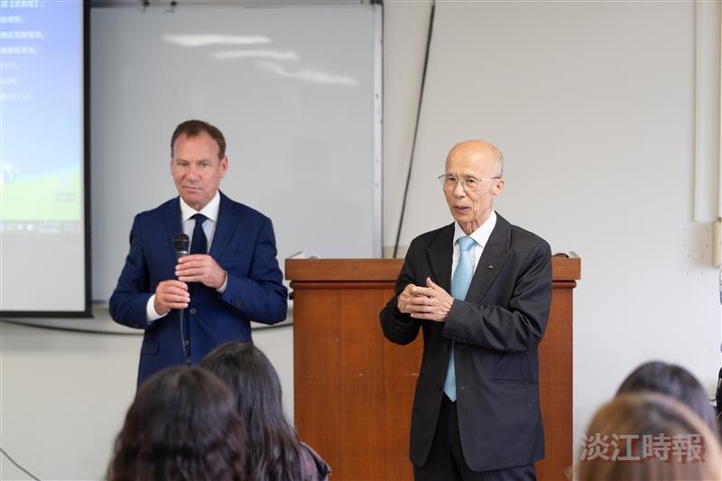 French Honorary Member of Parliament Michel Hunault (left) and former Ambassador to France, Tamkang University alumnus Michel Ching-Long Lu, respond to questions from students of the Department of French.