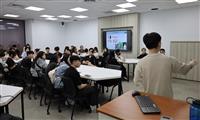 華語中心邀300多名外籍生參觀各學系