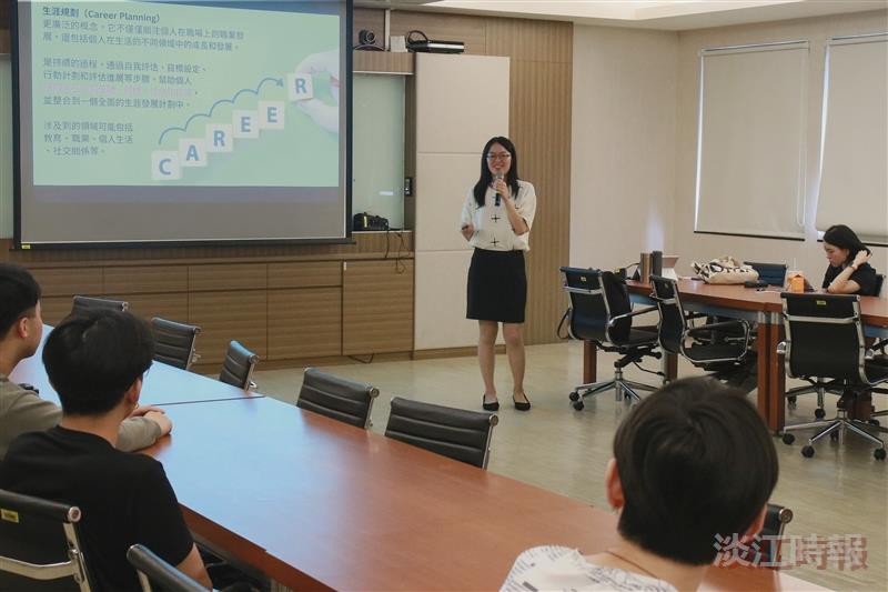 諮輔中心邀邱妙行主講「如何打造吸睛的履歷與求職信」