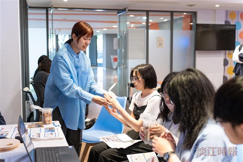 Yung-Ching Ho, an alumna of the Department of Japanese at Tamkang University (standing), is currently an employee at Shinsan Jutaku. She returned to campus to share her experiences and support her juniors.