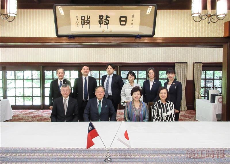 4.	Chairperson Flora Chia-I Chang (2nd from right), Vice President for International Affairs Hsiao-Chuan Chen (1st from right), and the delegation pose for a commemorative photo with Reitaku University Chairperson Mototaka Hiroike (2nd from left), President Suminori Tokunaga (1st from left), and others.