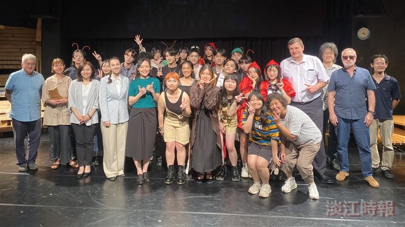 俄語系畢業公演 喬裝昆蟲展現創意與觀眾互動
