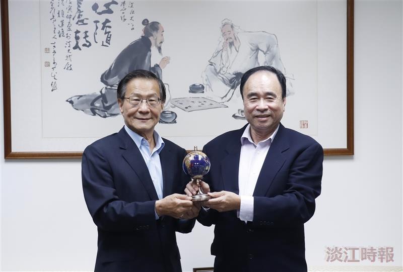 吳秋煌贈母校松石飛鷹 願辧學績效迎風展翼