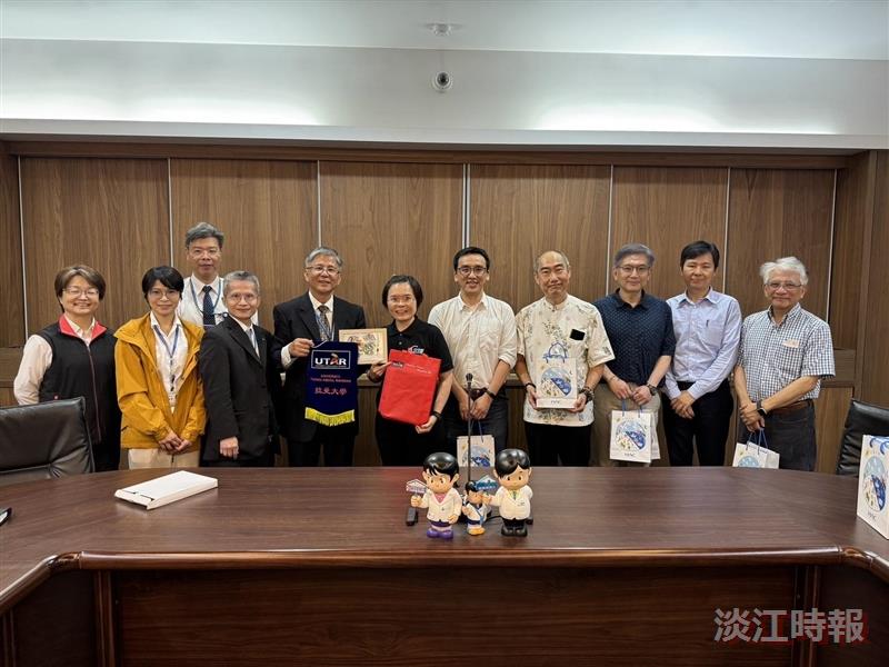 Professor Chih-Hsin Chen, Chair of the Chemistry Department, led a Universiti Tunku Abdul Rahman (UTAR) delegation to visit the Yung Shin Pharmaceutical Taichung Youth Factory.