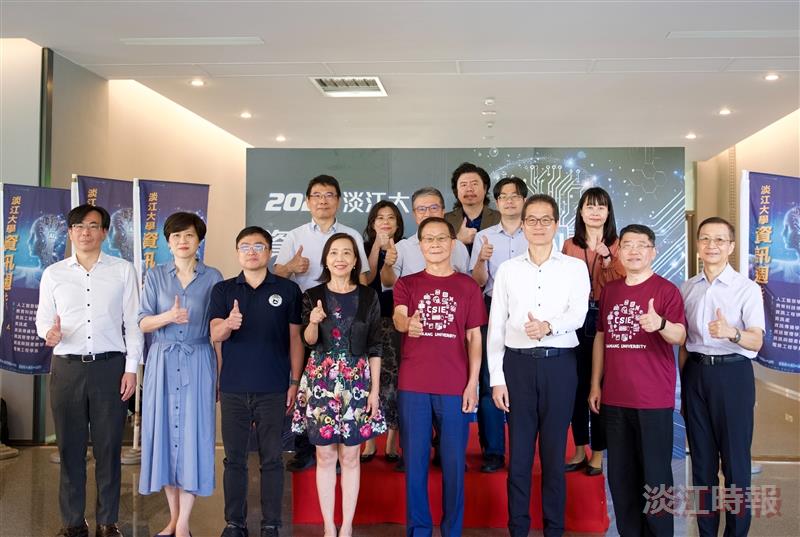 President Huan-Chao Keh, Vice Presidents Hui-Huang Hsu and Hsiao-Chuan Chen, and several first-level supervisors and department chairs, posed for a group photo at the opening ceremony.