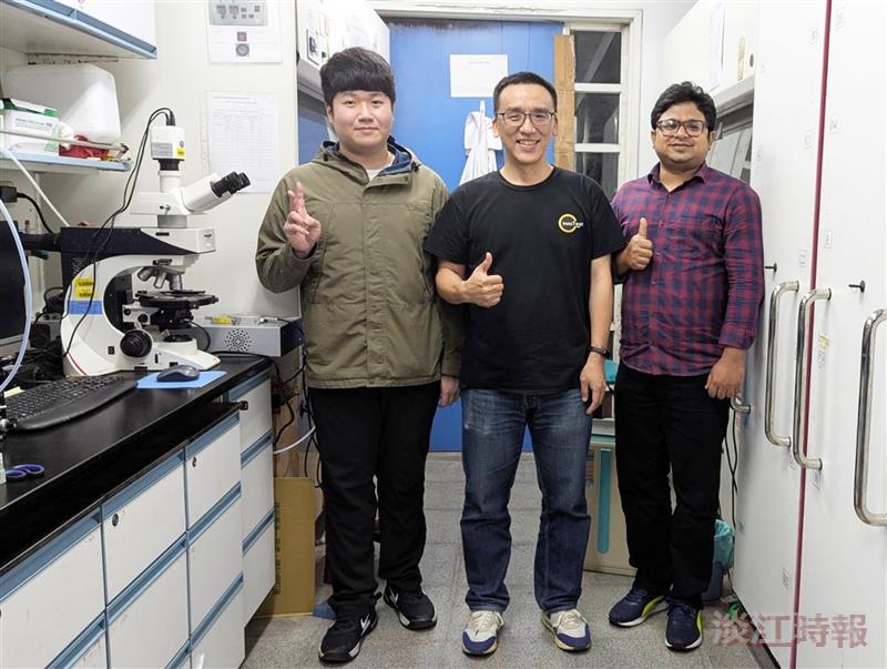 Professor Chih-Hsin Chen, Chair of the Department of Chemistry, along with postdoctoral researcher Rajib Nandi and senior undergraduate student Yung-Jung Chuang, published a study, “Liquid crystal sensor for Cr (III)-citrate detection via interfacial coagulation” in the international journal Analytica Chimica Acta, which has an impact factor of 5.7. In addition, Professor Chen supervised master's student Wen-Hao Zhang in publishing a paper in the international journal Dyes and Pigments, which has an impact factor of 4.1.
