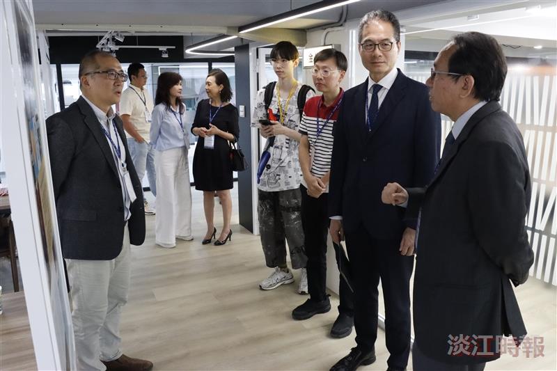 Wei Been Yu (1st from right) visited the iST Study Hall together with Vice President for Academic Affairs Hui-Huang Hsu, Chair of the Department of Mathematics Chih-Chun Tsai, and Chair of the Department of Physics Cheng-Hao Chuang (left).