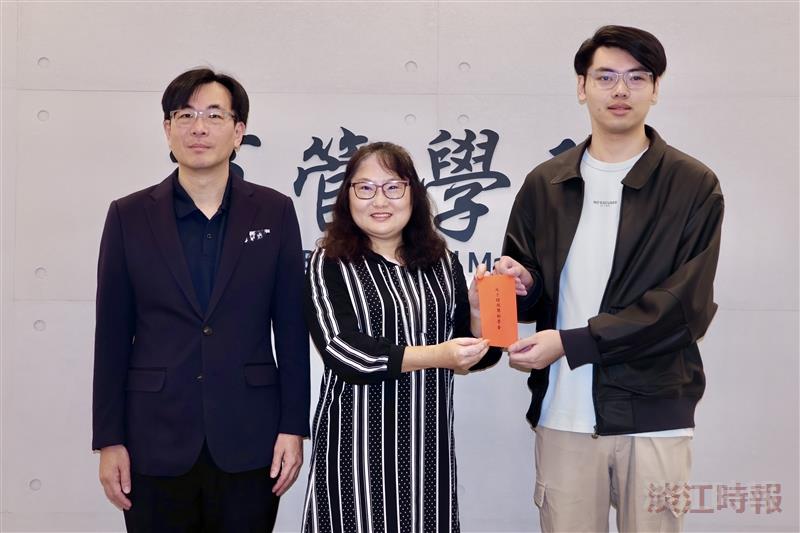 Zi-Wei Yan, a senior in Industrial Economics (right), received the Certificate Scholarship from alumnus Yung-Tsai Wang (center) and posed for a commemorative photo with the Dean of the College of Management, Prof. Li-Ren Yang.