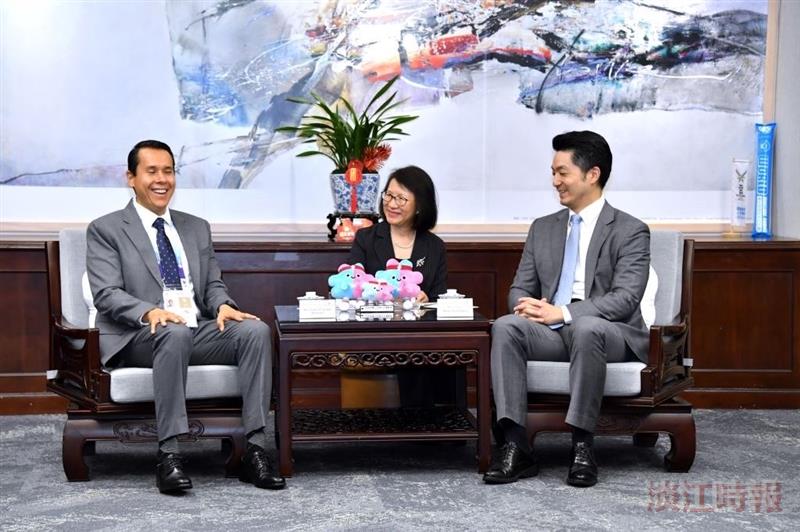 Assistant Professor Meng-Yen Lou (center) from the Department of Spanish served as the interpreter during Taipei Mayor Wan-An Chiang’s (right) meeting with Mayor Daniel Carillo Martínez (left) of San Nicolás, Mexico.