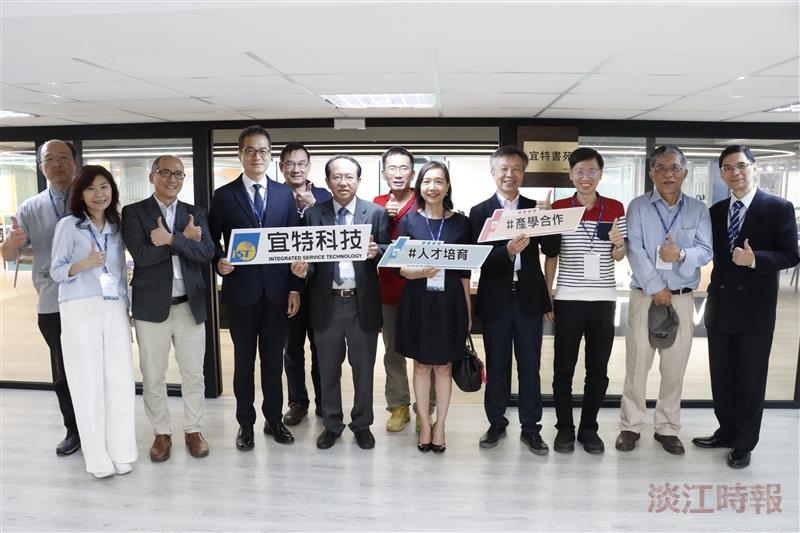 The Departments of Physics and Mathematics have opened the newly established iST Study Hall on the 2nd floor of the Liu-Hsien Memorial Science Hall; faculty members gathered for a group photo at the opening ceremony.