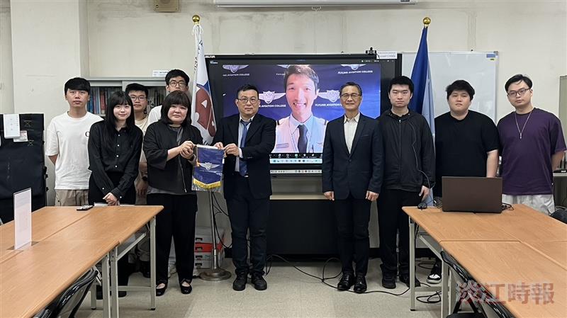 Russell M.T. Chan, CEO of Flylink Aviation College (Flylink), joined faculty and students for an online group photo. Pictured are Dean of the College of Engineering, Artificial Innovative Intelligence College, and College of Precision Healthcare, Prof. Tzung-Hang Lee (fourth from right), Chair of the Department of Aerospace Engineering, Prof. Fu-Yuen Hsiao (third from left), and Director of the International Student Center Angel Yang (second from left).