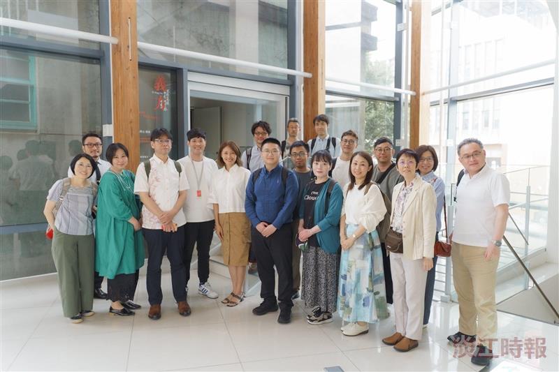 Associate Professor Wen-Ju Li (6th from left) from the Department of Japanese led senior student Cheng-Bang Liao (7th from left) in assisting Japanese scholars with field research, interpretation, interviews, and museum tours.