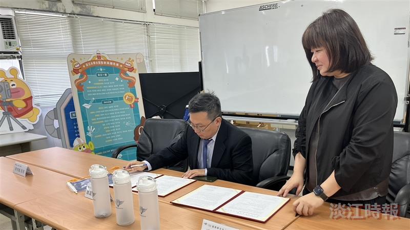Chair of the Department of Aerospace Engineering, Prof. Fu-Yuen Hsiao, signed the agreement on behalf of the department.