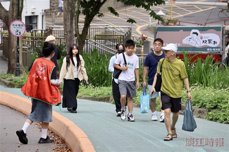 Staff from the Admissions Strategy Center warmly guided applicants and their parents.