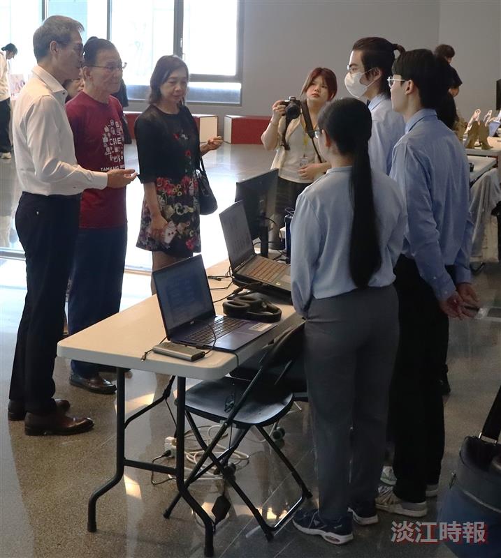 The Department of Information and Library Science hosted the Information Week Seven-Department Joint Exhibition, where President Keh and 2 vice presidents and other guests toured and viewed the students’ projects from each group.