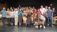 俄語系畢業公演 喬裝昆蟲展現創意與觀眾互動
