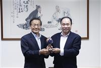 吳秋煌贈母校松石飛鷹 願辧學績效迎風展翼
