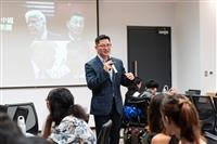 國際學院邀翁履中教授來校演講