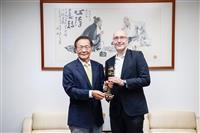文學院資傳系熊貓講座拜訪校長、董事長