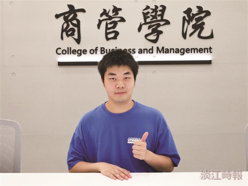 資圖系優秀畢業生彭文逸