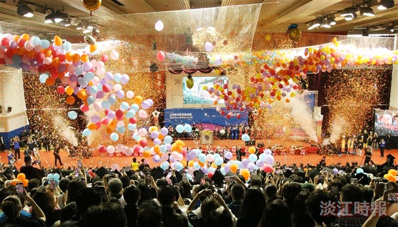 The commencement ceremony came to a perfect close amid bursts of confetti cannons, colorful paper flowers, and balloons filling the sky, all wrapped in an atmosphere of heartfelt farewells.