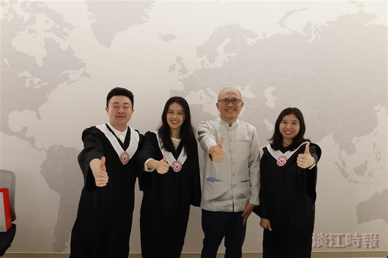 Ting-Yi Chu (2nd from right) from the Department of Banking and Finance poses happily with her recommending professor, Associate Professor Chien-Fu Chen from the Department of Diplomacy and International Relations. She, along with Yi-Hsuan Hung and Chung-Kai Lin, was admitted to UCL, ranked 9th in the world, and returned to campus to express her gratitude to the faculty.