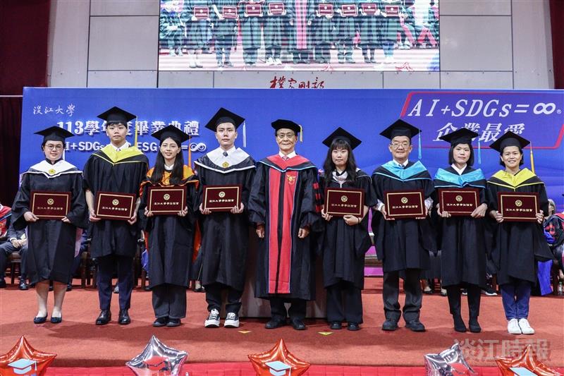 President Keh (center) presented diplomas to the representatives of the master’s programs from each college and posed for a group photo with them.