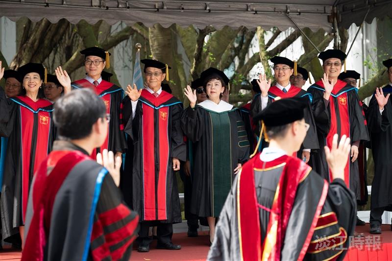 Before the commencement ceremony, President Keh (third from left), Chairperson Chang (fourth from left), and faculty members waved from the viewing platform to welcome the graduates.