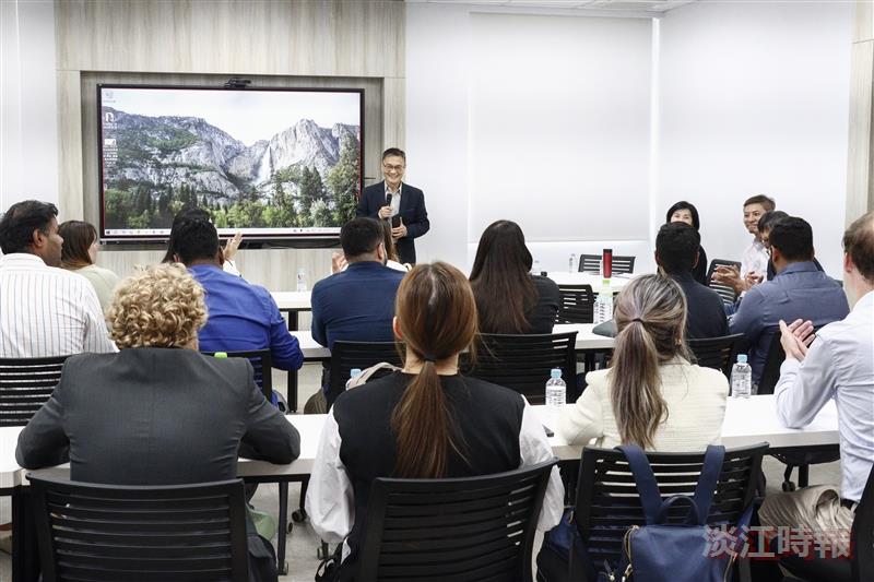 Dean of the Colleges of Engineering, Artificial Innovative Intelligence, and Precision Healthcare, Prof. Tzungh-Hang Lee delivered the opening remarks for the lecture.