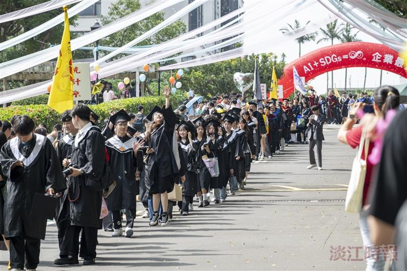 Before the commencement ceremony, department chairs led the graduates through the "Campus Parade Walk of Fame."