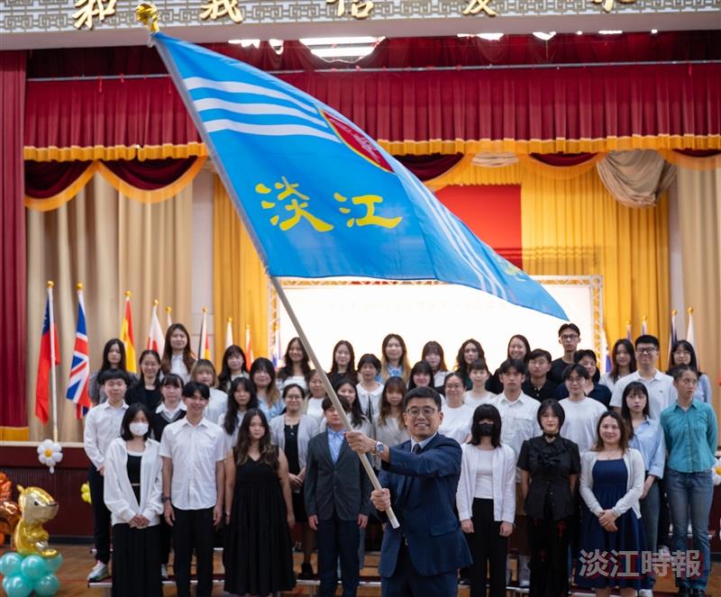 Dean of International Affairs Chien-Mu Yeh waved the university flag, wishing the students studying abroad a successful journey and a fruitful return.