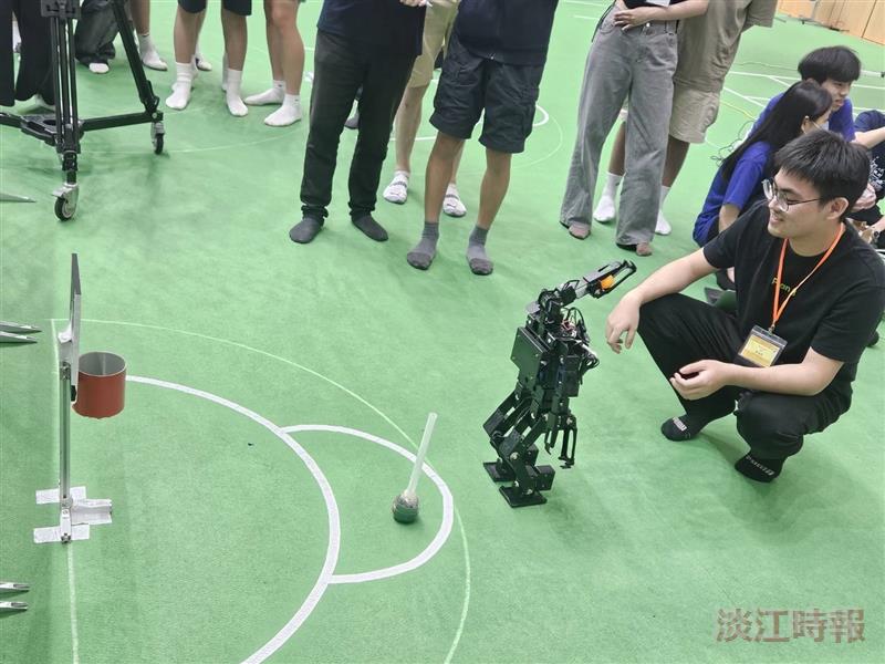 In the basketball competition event, the robot is preparing to shoot a 5-point ball.