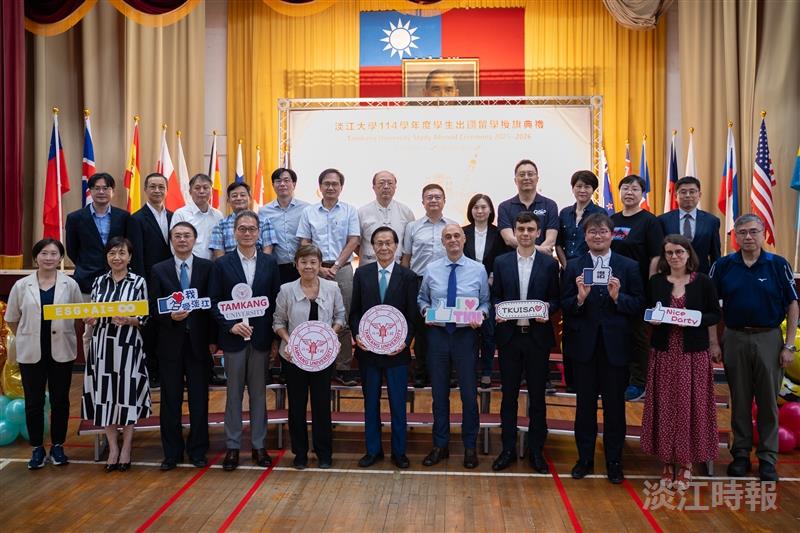 At the flag presentation ceremony for students studying abroad in the 2025 academic year, President Keh (front row, 6th from left) joined faculty and distinguished guests from both inside and outside the university to offer their blessings.