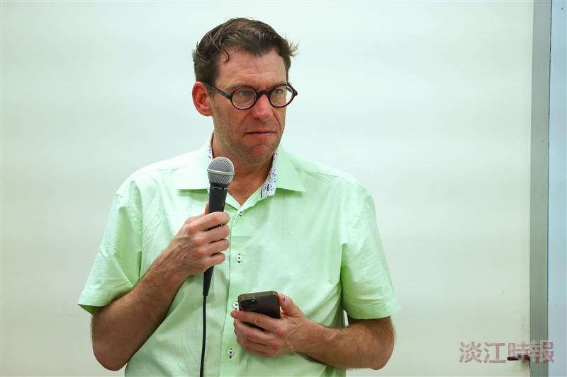 Dr. Scott Seigal, Associate Professor of International Relations at San Francisco State University, introduces the course structure to the participants.