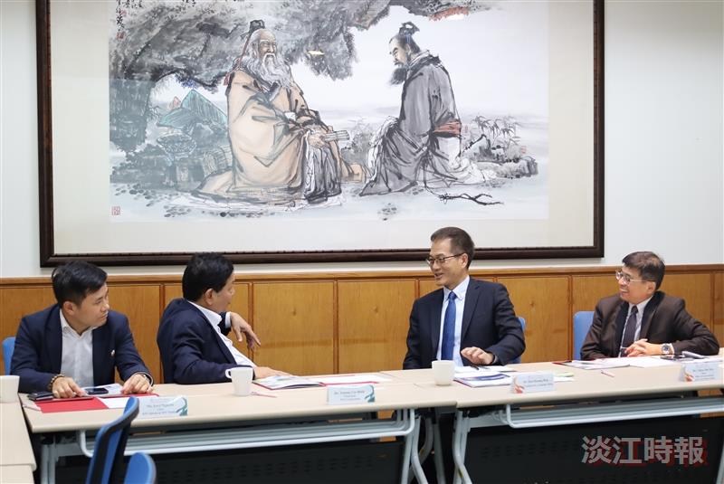 Truong Gia Binh engaged in discussions with Hui-Huang Hsu and Chien-Mu Yeh on industry–academia cooperation, academic exchange, and talent cultivation.