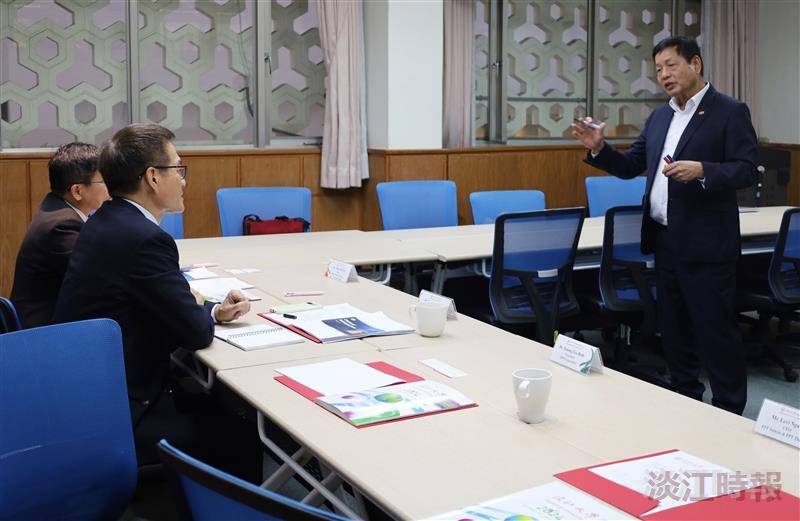 Truong Gia Binh engaged in discussions with Hui-Huang Hsu and Chien-Mu Yeh on industry–academia cooperation, academic exchange, and talent cultivation.