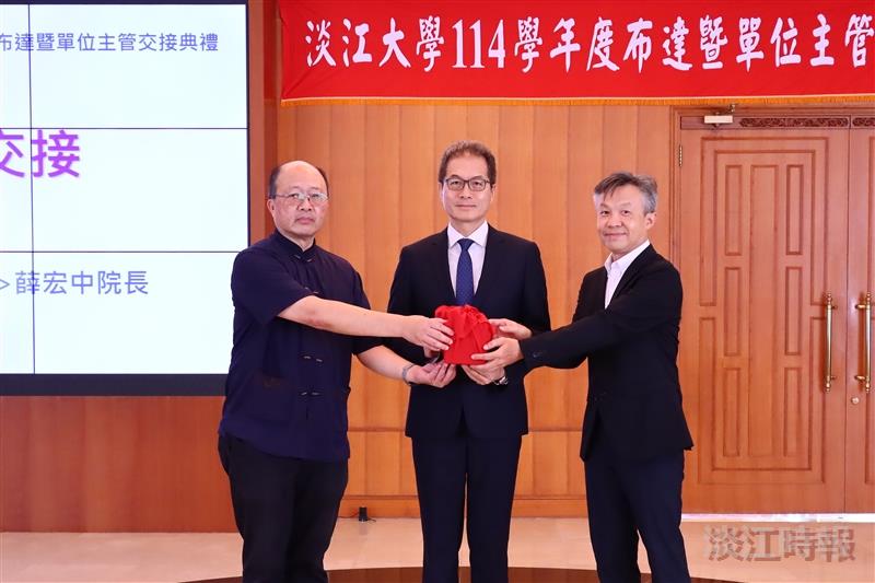 At the handover of the Dean of the College of Science, Tzenge-Lien Shih (left) transferred the official seal to Hung-Chung Hsueh (right) under the supervision of Vice President for Academic Affairs, Hui-Huang Hsu (center).