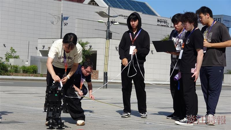 In the marathon event of the small humanoid robots, a full-field test was conducted before the competition.