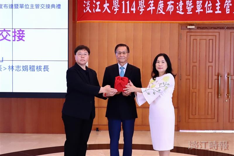 At the handover of the Chief Audit Executive of the Office of Quality Assurance and Audit, Yen-Ling Lin (left) transferred the official seal to Jyh-Jiuan Lin (right) under the supervision of President Huan-Chao Keh (center).